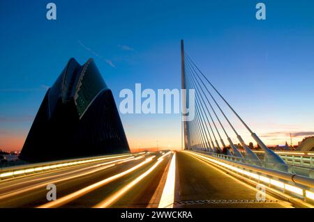 Il ponte l'Assut d'Or e l'Agora di sera. City os Arts and Sciences, Valencia, Spagna. Foto Stock