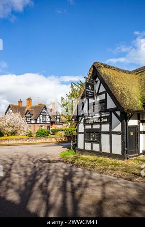 Il White Lion del 1700, bianco e nero, con tetti in paglia e tetto in legno, nel villaggio Cheshire di Barthomley Foto Stock