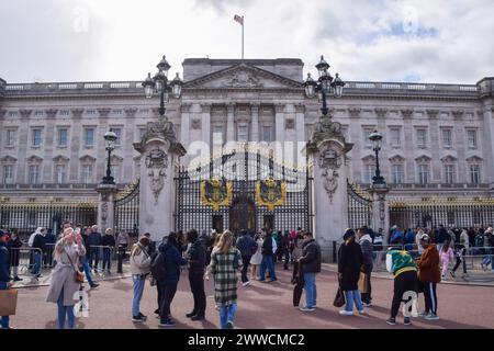 Londra, Regno Unito. 23 marzo 2024. La folla si riunisce fuori Buckingham Palace dopo l'annuncio che a Caterina, Principessa del Galles, è stato diagnosticato un cancro. Crediti: Vuk Valcic/Alamy Live News Foto Stock