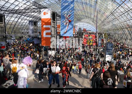 Lipsia, Germania. 23 marzo 2024. Numerosi visitatori riempiono la sala di vetro della Fiera del libro di Lipsia. Oltre 2000 espositori provenienti da 40 paesi presentano i loro nuovi prodotti all'incontro di primavera dell'industria del libro. Crediti: Jan Woitas/dpa/Alamy Live News Foto Stock