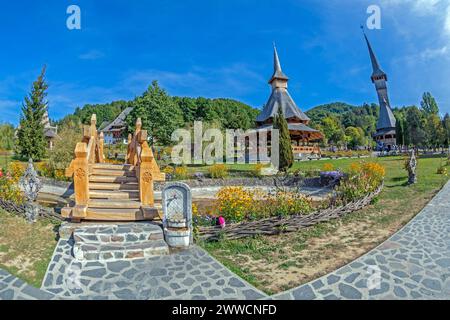 Edifici nel complesso monastico di Barsana, Maramures, Romania. La prima chiesa in legno fu costruita nel 1711 e il monastero ortodosso di Barsana è incluso Foto Stock