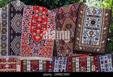 Tradizionale ricamo popolare rumeno, specifico sulla zona di Maramures, esposto in vendita. Foto Stock