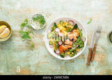 Insalata di salmone e patate con asparagi, broccoli e ravanello, vista dall'alto Foto Stock