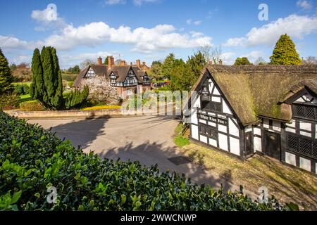 Il White Lion del 1700, bianco e nero, con tetti in paglia e tetto in legno, nel villaggio Cheshire di Barthomley Foto Stock