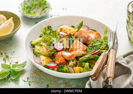 Insalata di salmone e patate con asparagi, broccoli e ravanello Foto Stock