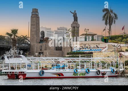 CAIRO, EGITTO - 26 APRILE 2022: Vista dal fiume Nilo con la statua di Saad Zaghloul, statua del Leone sul ponte Qasr al-Nilo, Rod Garden Faraj presso il Nilo Boat T. Foto Stock