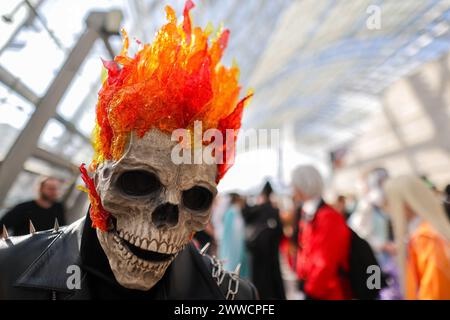 Lipsia, Germania. 23 marzo 2024. La maschera cranica di un cosplayer è in fiamme alla Fiera del Libro di Lipsia. Il Manga-Comic-con, che si svolge alla fiera del libro, celebra il suo decimo anniversario. Oltre 2000 espositori provenienti da 40 paesi presentano i loro nuovi prodotti all'incontro di primavera dell'industria del libro. Crediti: Jan Woitas/dpa/Alamy Live News Foto Stock