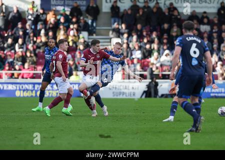 Northampton sabato 23 marzo 2024. Il capitano del Northampton Town Aaron McGowan viene fregato da Louie Sibley del Derby County durante il primo tempo della partita di Sky Bet League 1 tra Northampton Town e Derby County al PTS Academy Stadium di Northampton, sabato 23 marzo 2024. (Foto: John Cripps | mi News) crediti: MI News & Sport /Alamy Live News Foto Stock