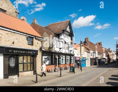 Vista lungo Fore Bondgate Street a Bishop Auckland, Co Durham, Inghilterra, Regno Unito Foto Stock
