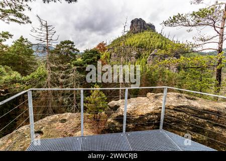 La roccia di Havrani skala vista dalle rovine del castello di Falkenstejn nel Parco Nazionale della Svizzera Ceca, Repubblica Ceca Foto Stock
