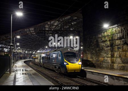 Avanti West Coast Alstom costruì il treno elettrico Pendolino in attesa di partire dalla stazione di Liverpool Lime Street la mattina presto Foto Stock