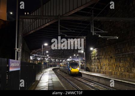 Avanti West Coast Alstom costruì il treno elettrico Pendolino in attesa di partire dalla stazione di Liverpool Lime Street la mattina presto Foto Stock