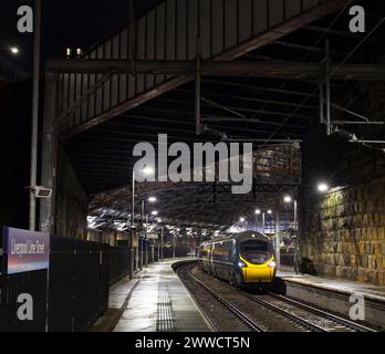 Avanti West Coast Alstom costruì il treno elettrico Pendolino in attesa di partire dalla stazione di Liverpool Lime Street la mattina presto Foto Stock