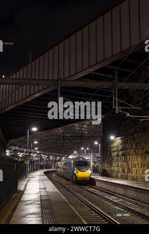 Avanti West Coast Alstom costruì il treno elettrico Pendolino in attesa di partire dalla stazione di Liverpool Lime Street la mattina presto Foto Stock