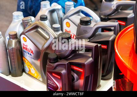 BAKU, AZERBAIGIAN - 3 GIUGNO 2023 : barili vari, contenitori di plastica per il trasporto di petrolio, gas, benzina, olio combustibile, materiali da costruzione Foto Stock