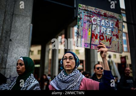 Milano, Italia. 23 marzo 2024. Un manifestante pro-palestinese mostra un cartello con la scritta "cessate il fuoco ora” durante una manifestazione per mostrare solidarietà ai palestinesi e chiedere un immediato cessate il fuoco a Gaza credito: Piero Cruciatti/Alamy Live News Foto Stock