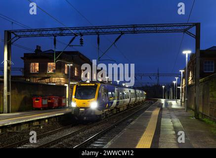 La Northern Rail CAF costruì il treno di classe 331 331011 alla stazione ferroviaria di Edge Hill, Merseyside di notte Foto Stock