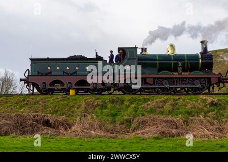 Corfe Castle, Dorset, Regno Unito. 23 marzo 2024.. Swanage Railway Victoria Weekend, una celebrazione di tre giorni dell'epoca che costruì la diramazione da Wareham a Swanage negli anni '1880, con locomotive vittoriane, tra cui le recentemente restaurate T3 e SECR n. 65 01 Classe, visita dai treni a vapore della Bluebell Railway in un nostalgico fine settimana che operano tra Norden, Corfe Castle, Harman's Cross, Herston e Swanage. Crediti: Carolyn Jenkins/Alamy Live News Foto Stock