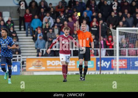 Northampton sabato 23 marzo 2024. L'arbitro Scott Oldham mostra un cartellino giallo a Marc Leonard del Northampton Town durante il secondo tempo della partita Sky Bet League 1 tra Northampton Town e Derby County al PTS Academy Stadium di Northampton, sabato 23 marzo 2024. (Foto: John Cripps | mi News) crediti: MI News & Sport /Alamy Live News Foto Stock