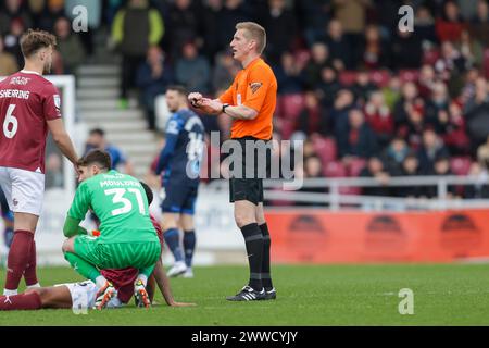 Northampton sabato 23 marzo 2024. L'arbitro Scott Oldham durante il secondo tempo della partita Sky Bet League 1 tra Northampton Town e Derby County al PTS Academy Stadium di Northampton, sabato 23 marzo 2024. (Foto: John Cripps | mi News) crediti: MI News & Sport /Alamy Live News Foto Stock