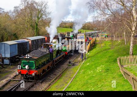 Corfe Castle, Dorset, Regno Unito. 23 marzo 2024.. Swanage Railway Victoria Weekend, una celebrazione di tre giorni dell'epoca che costruì la diramazione da Wareham a Swanage negli anni '1880, con locomotive vittoriane, tra cui le recentemente restaurate T3 e SECR n. 65 01 Classe, visita dai treni a vapore della Bluebell Railway in un nostalgico fine settimana che operano tra Norden, Corfe Castle, Harman's Cross, Herston e Swanage. Crediti: Carolyn Jenkins/Alamy Live News Foto Stock