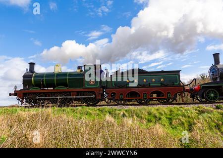 Corfe Castle, Dorset, Regno Unito. 23 marzo 2024.. Swanage Railway Victoria Weekend, una celebrazione di tre giorni dell'epoca che costruì la diramazione da Wareham a Swanage negli anni '1880, con locomotive vittoriane, tra cui le recentemente restaurate T3 e SECR n. 65 01 Classe, visita dai treni a vapore della Bluebell Railway in un nostalgico fine settimana che operano tra Norden, Corfe Castle, Harman's Cross, Herston e Swanage. Crediti: Carolyn Jenkins/Alamy Live News Foto Stock