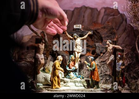 Bamberga, Germania. 23 marzo 2024. Gli ultimi ritocchi sono stati messi in scena in un presepe della passione Natività che raffigura la crocifissione di Gesù. Dal 23 marzo al 7 aprile 2024, i presepi amici di Bamberga presenteranno oltre 30 presepi raffiguranti la sofferenza, la morte e la risurrezione di Gesù nella Maternkapelle Bamberga. Anche se l'impostazione dei presepi a Natale è ancora oggi una consuetudine popolare, i presepi della passione non vengono più visti spesso. Crediti: Pia Bayer/dpa/Alamy Live News Foto Stock