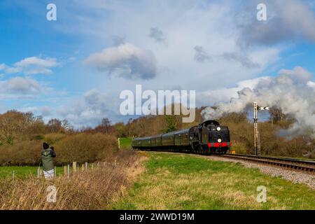 Corfe Castle, Dorset, Regno Unito. 23 marzo 2024.. Swanage Railway Victoria Weekend, una celebrazione di tre giorni dell'epoca che costruì la diramazione da Wareham a Swanage negli anni '1880, con locomotive vittoriane, tra cui le recentemente restaurate T3 e SECR n. 65 01 Classe, visita dai treni a vapore della Bluebell Railway in un nostalgico fine settimana che operano tra Norden, Corfe Castle, Harman's Cross, Herston e Swanage. Crediti: Carolyn Jenkins/Alamy Live News Foto Stock