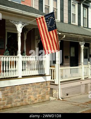 Una bandiera di Betsy Ross su una casa storica a Betlemme, Pennsylvania Foto Stock
