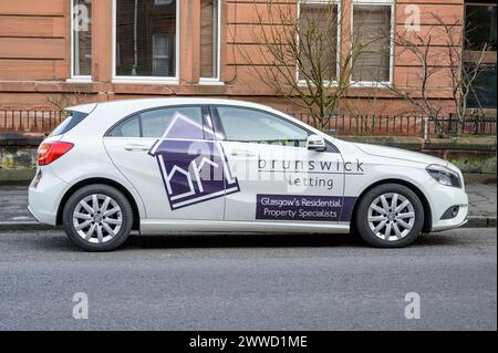 Brunswick immobili residenziali in affitto branding pubblicizzato su un'auto, Glasgow, Scozia, Regno Unito, Europa Foto Stock