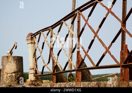 Rusty e Bent Railing su un ponte Foto Stock