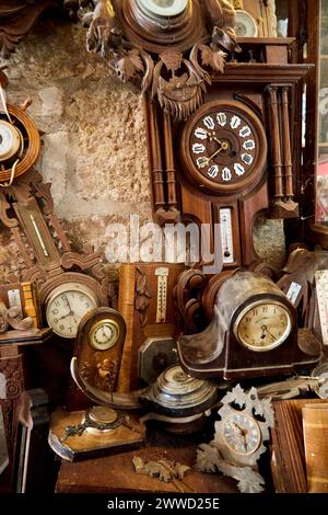 Vecchi orologi e termometri su un muro di pietra Foto Stock