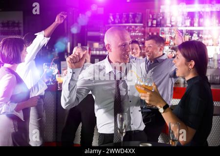 Uomo ubriaco che si diverte a festa Foto Stock