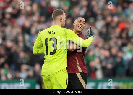 Dublino, Irlanda. 23 marzo 2024. Il portiere belga Matz Sels e il belga Youri Tielemans festeggiano dopo che Sels ha fermato un rigore durante una partita amichevole di calcio tra l'Irlanda e la nazionale belga dei Red Devils, a Dublino, Irlanda, sabato 23 marzo 2024. I Red Devils giocano due partite amichevoli in preparazione all'Euro 2024. BELGA PHOTO BRUNO FAHY credito: Belga News Agency/Alamy Live News Foto Stock