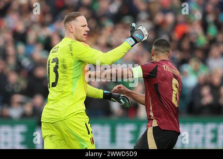 Dublino, Irlanda. 23 marzo 2024. Il portiere belga Matz Sels e il belga Youri Tielemans festeggiano dopo che Sels ha fermato un rigore durante una partita amichevole di calcio tra l'Irlanda e la nazionale belga dei Red Devils, a Dublino, Irlanda, sabato 23 marzo 2024. I Red Devils giocano due partite amichevoli in preparazione all'Euro 2024. BELGA PHOTO BRUNO FAHY credito: Belga News Agency/Alamy Live News Foto Stock