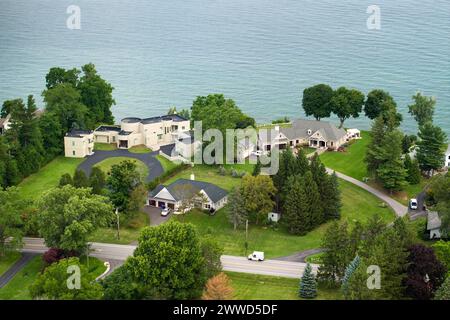 Eleganti case suburbane sull'area del lago Ontario sul lungomare di Rochester, New York. Case residenziali private nella periferia rurale nella parte settentrionale dello stato di New York Foto Stock