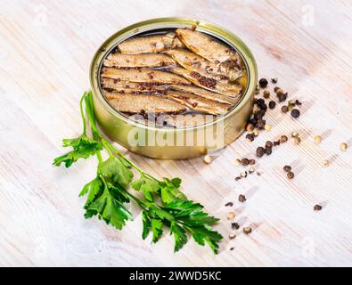 Piccole sardine affumicate di riga in olio Foto Stock