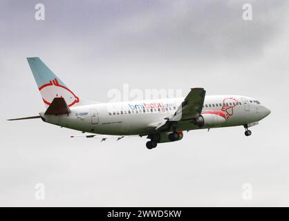 04/05/2012. Un Boeing 737-300 BMI Baby atterra oggi all'Aeroporto delle Midlands Orientali... BMI Baby, la compagnia aerea economica, sarà collegata a terra da settembre, wi Foto Stock