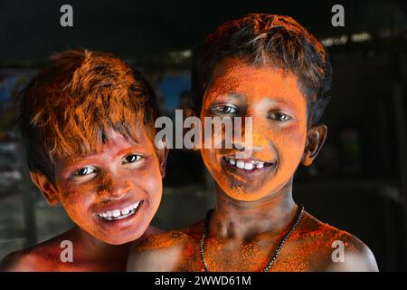 Due bambini del villaggio rurale si colorano il volto durante il periodo Holi, il colore della vita a Sundarban Island, Bengala Occidentale, India. Foto Stock