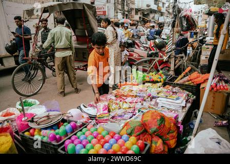 Guwahati, Assam, India. 23 marzo 2024. Il venditore vende articoli per festeggiare Holi in un mercato di strada, in vista del festival Holi il 23 marzo 2024 a Guwahati, Assam, India. Holi è la festa indù dei colori, è celebrata con grande gioia in India. Crediti: David Talukdar/Alamy Live News crediti: David Talukdar/Alamy Live News Foto Stock