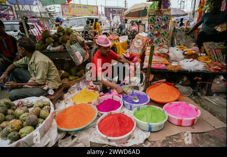 Guwahati, Assam, India. 23 marzo 2024. Il venditore vende articoli per festeggiare Holi in un mercato di strada, in vista del festival Holi il 23 marzo 2024 a Guwahati, Assam, India. Holi è la festa indù dei colori, è celebrata con grande gioia in India. Crediti: David Talukdar/Alamy Live News crediti: David Talukdar/Alamy Live News Foto Stock