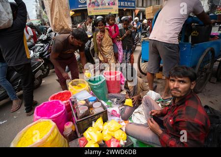 Guwahati, Assam, India. 23 marzo 2024. Il venditore vende articoli per festeggiare Holi in un mercato di strada, in vista del festival Holi il 23 marzo 2024 a Guwahati, Assam, India. Holi è la festa indù dei colori, è celebrata con grande gioia in India. Crediti: David Talukdar/Alamy Live News crediti: David Talukdar/Alamy Live News Foto Stock