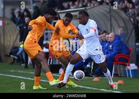 ASSEN - (l-r) Emmanuel van de Blaak Holland U19, Givairo Read Holland U19, Mathys Tel della Francia U19 durante la partita di qualificazione al Campionato europeo nel gruppo 2 d'élite tra Paesi Bassi O19 e Francia O19 allo Sportpark Marsdijk il 23 marzo 2024 ad Assen, Paesi Bassi. ANP | Hollandse Hoogte | GERRIT VAN COLOGNE Foto Stock