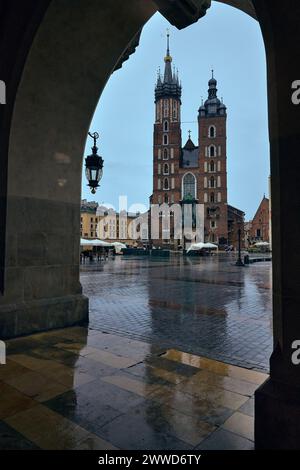 Basilica di San Mary è sulla Piazza del mercato in un giorno d'autunno piovoso. Cracovia, Polonia. Foto Stock