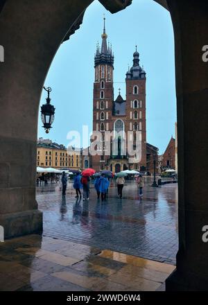 Basilica di San Mary è sulla Piazza del mercato in un giorno di pioggia. Cracovia, Polonia. Foto Stock