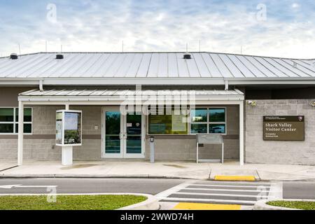 Everglades National Park, Florida, Stati Uniti d'America - 4 dicembre 2023: Vista frontale esterna dell'ingresso al Shark Valley Visitor Center nelle Everglades. Foto Stock