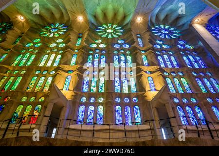 Bunte Bleiglasfenster im Seitenschiff, Sagrada Familia, Basilica von Antoni Gaudi, Barcellona, Katalonien, Spanien *** vetrate colorate nella navata laterale, Sagrada Familia, Basilica di Antoni Gaudi, Barcellona, Catalogna, Spagna Foto Stock