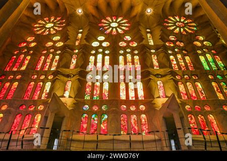 Bunte Bleiglasfenster im Seitenschiff, Sagrada Familia, Basilica von Antoni Gaudi, Barcellona, Katalonien, Spanien *** vetrate colorate nella navata laterale, Sagrada Familia, Basilica di Antoni Gaudi, Barcellona, Catalogna, Spagna Foto Stock