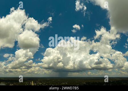 Doccia a pioggia in Florida nella stagione estiva umida. L'acqua piovana scende dalle nuvole tempestose Foto Stock