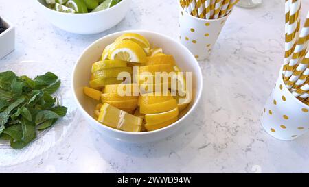 Colorata gamma di bacche fresche e agrumi in mostra Foto Stock